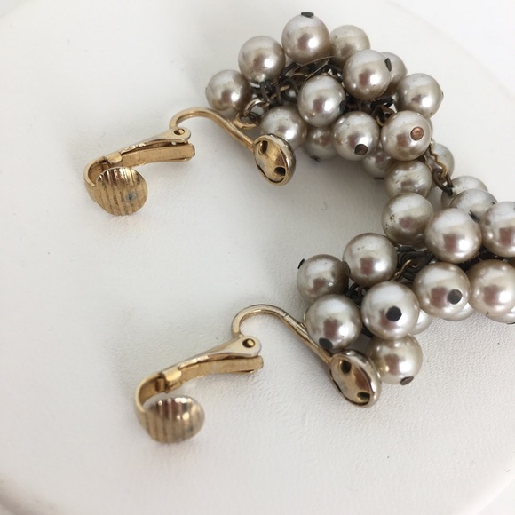 Vintage Pearl Cluster Dangle Clip On Earrings Collectable Estate Costume Jewelry - Picture 3 of 10